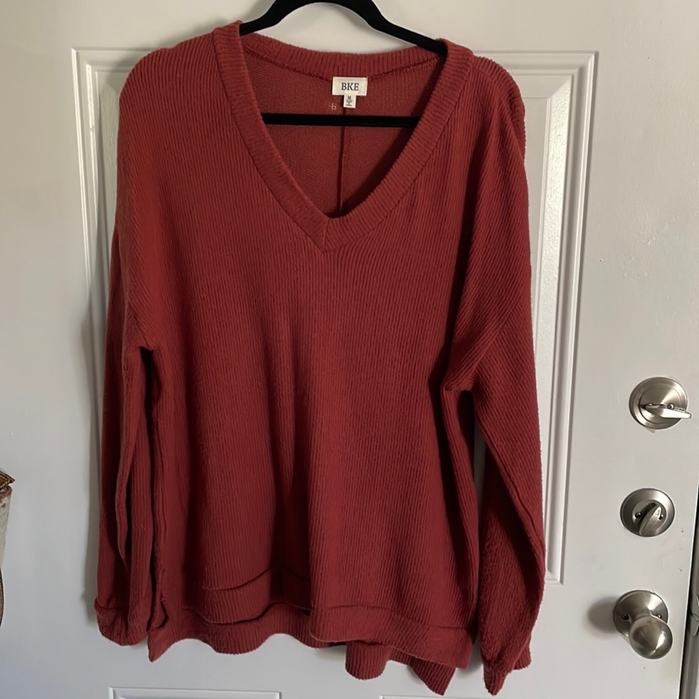 BKE Women's V-Neck Sweater in Rust